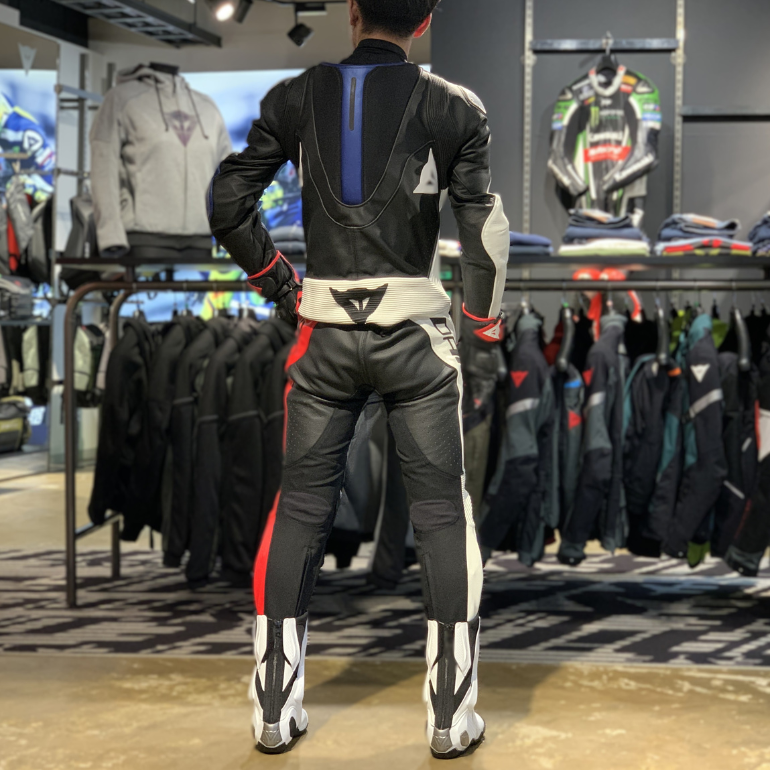 ダイネーゼの新作レザースーツ『DEMON SPRINT PERF 1PC LEATHER SUIT